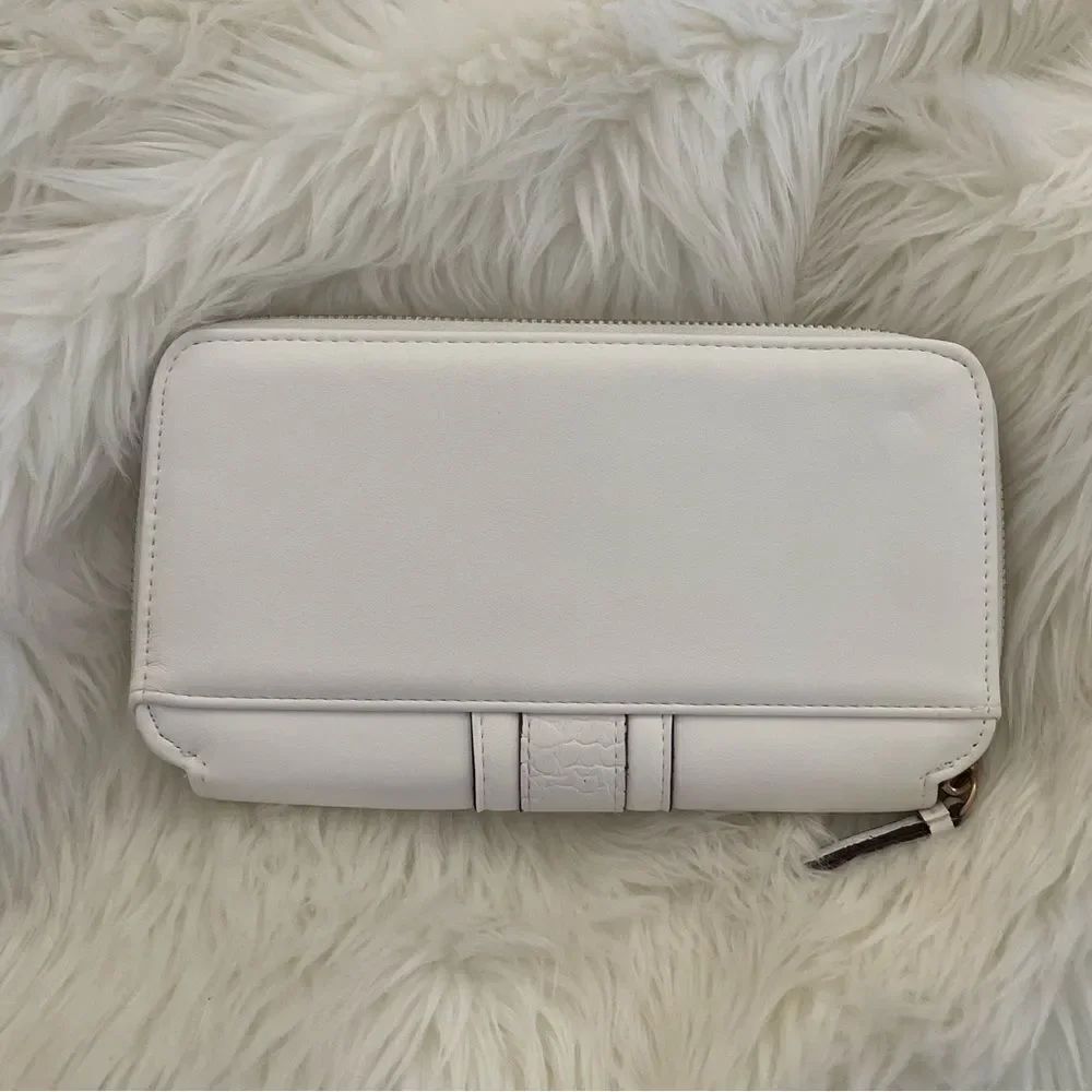 White  wallet - Picture 2 of 4